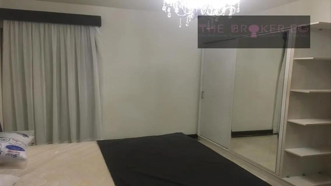 Luxury Apartment Overlooking Lakes with Central Air Conditioning