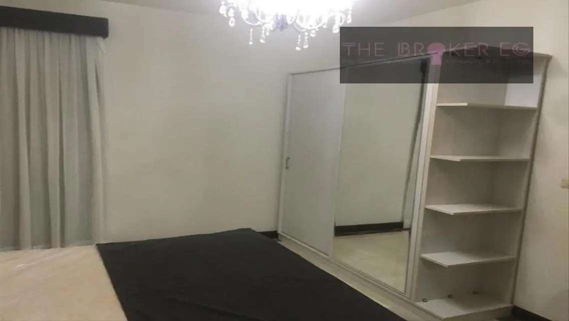 Luxury Apartment Overlooking Lakes with Central Air Conditioning