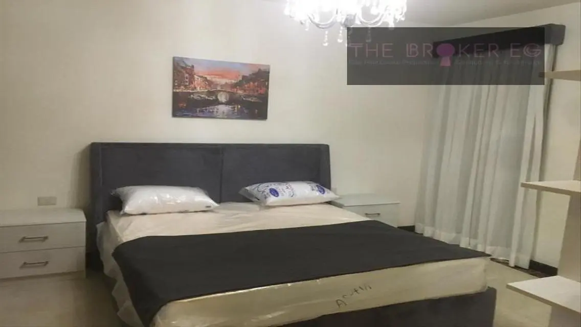 Luxury Apartment Overlooking Lakes with Central Air Conditioning