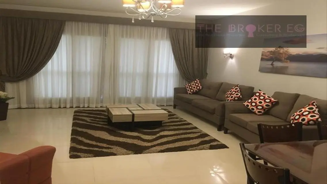 Luxury Apartment Overlooking Lakes with Central Air Conditioning
