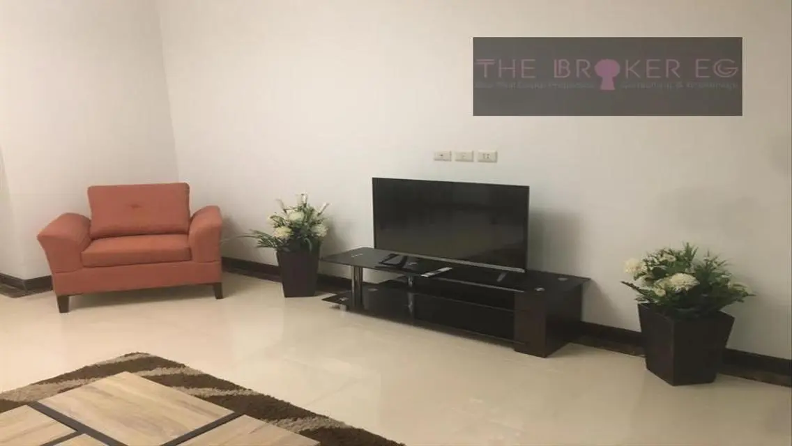 Luxury Apartment Overlooking Lakes with Central Air Conditioning