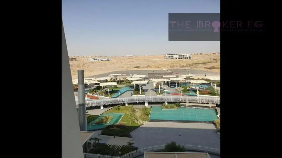 Luxury Apartment Overlooking Lakes with Central Air Conditioning