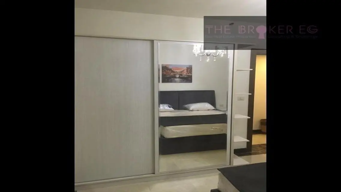 Luxury Apartment Overlooking Lakes with Central Air Conditioning