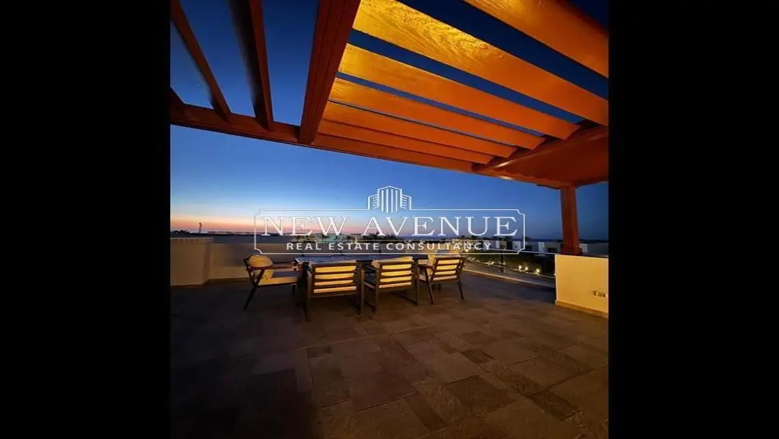 Luxury Apartment with Spacious Layout Overlooking a Landmark