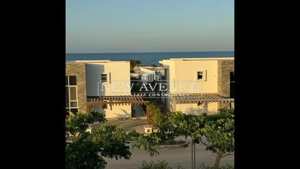 Luxury Apartment with Spacious Layout Overlooking a Landmark