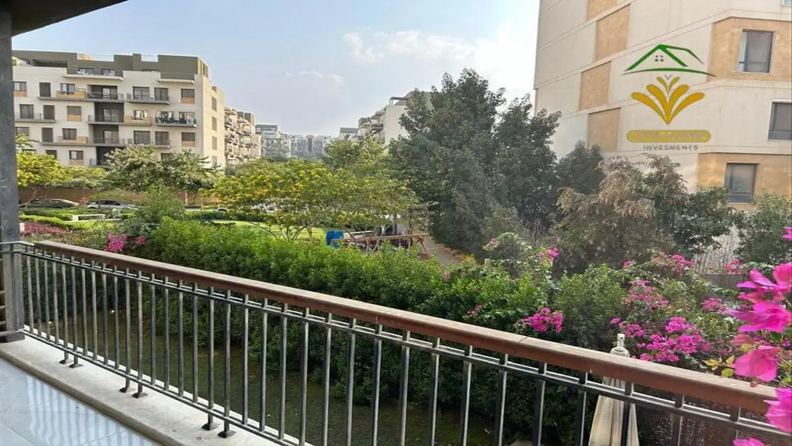 شقة للايجار في 100 Eastown Sodic بواجهة منظر طبيعي