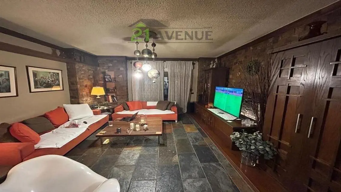 Luxurious Villa with Modern Amenities in the Heart of the City