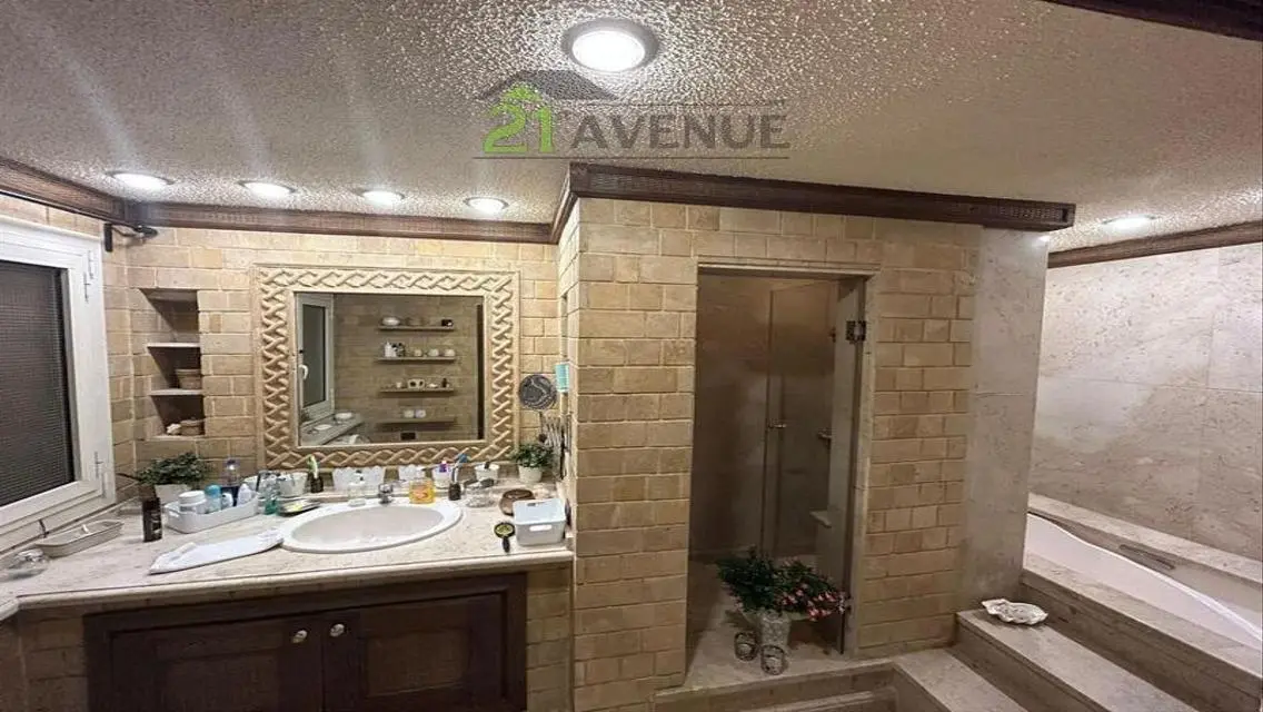 Luxurious Villa with Modern Amenities in the Heart of the City