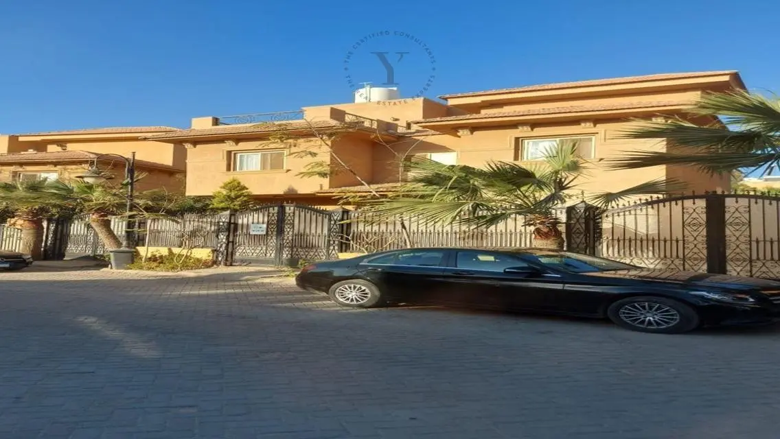 فيلا فاخرة للبيع مع مسبح خاص وحديقة في موقع متميز