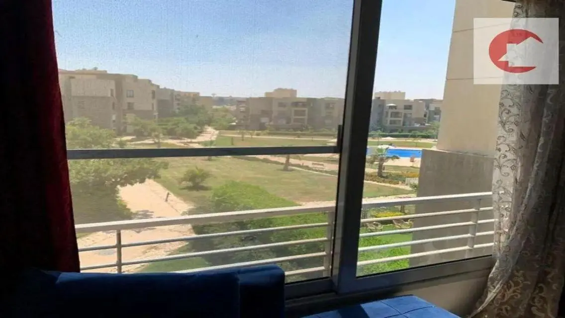 فيلا فاخرة للبيع بحديقة خاصة وإطلالة على معلم رئيسي