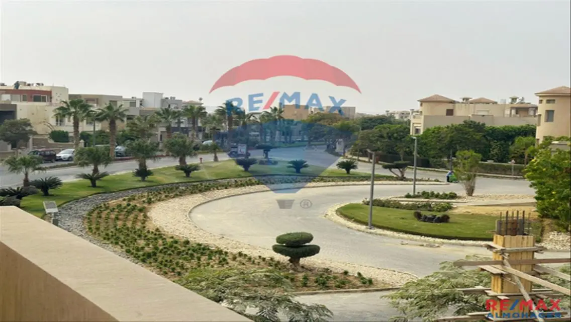 شقة فاخرة للبيع بحمام سباحة وحديقة خاصة