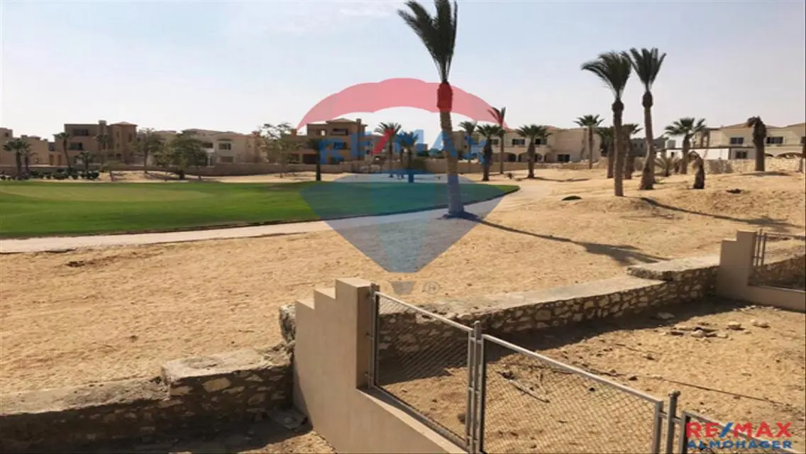شقة فاخرة للبيع بحمام سباحة وحديقة خاصة