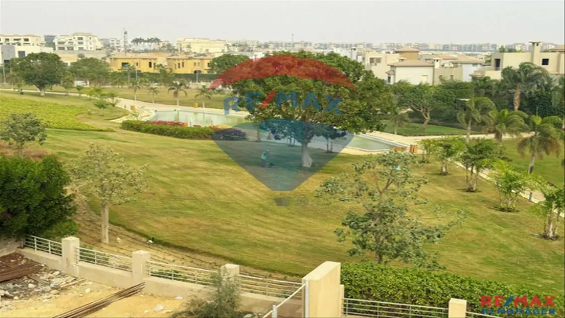 شقة فاخرة للبيع بحمام سباحة وحديقة خاصة