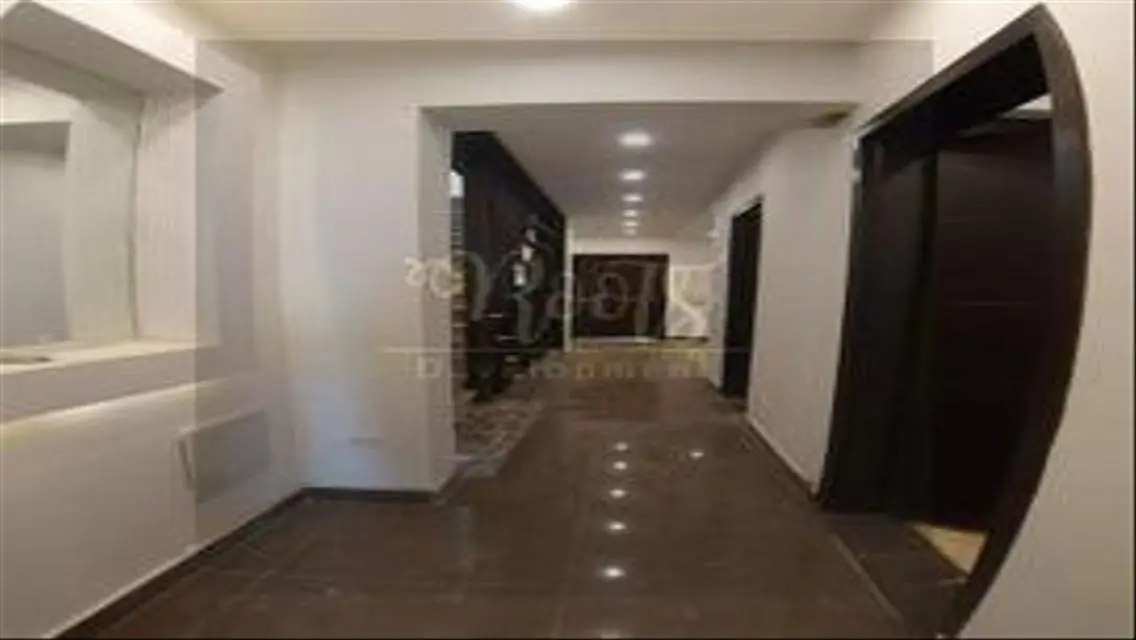 شقة رائعة بمساحة 2000 متر للبيع
