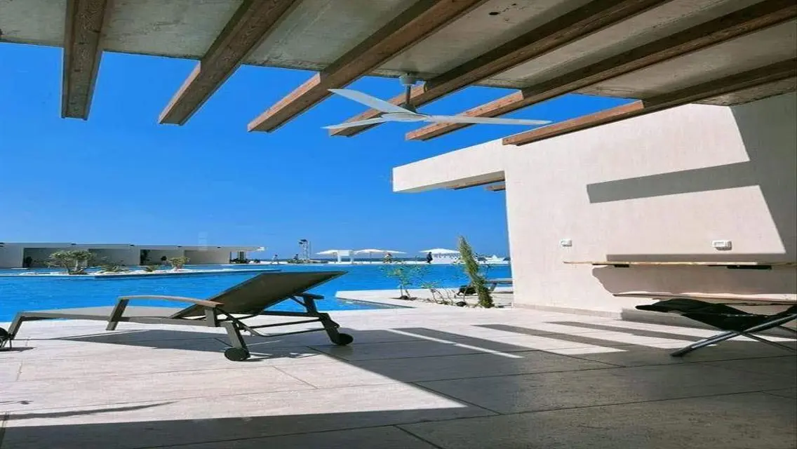 فيلا رائعة مع ميزات مائية متعددة للبيع