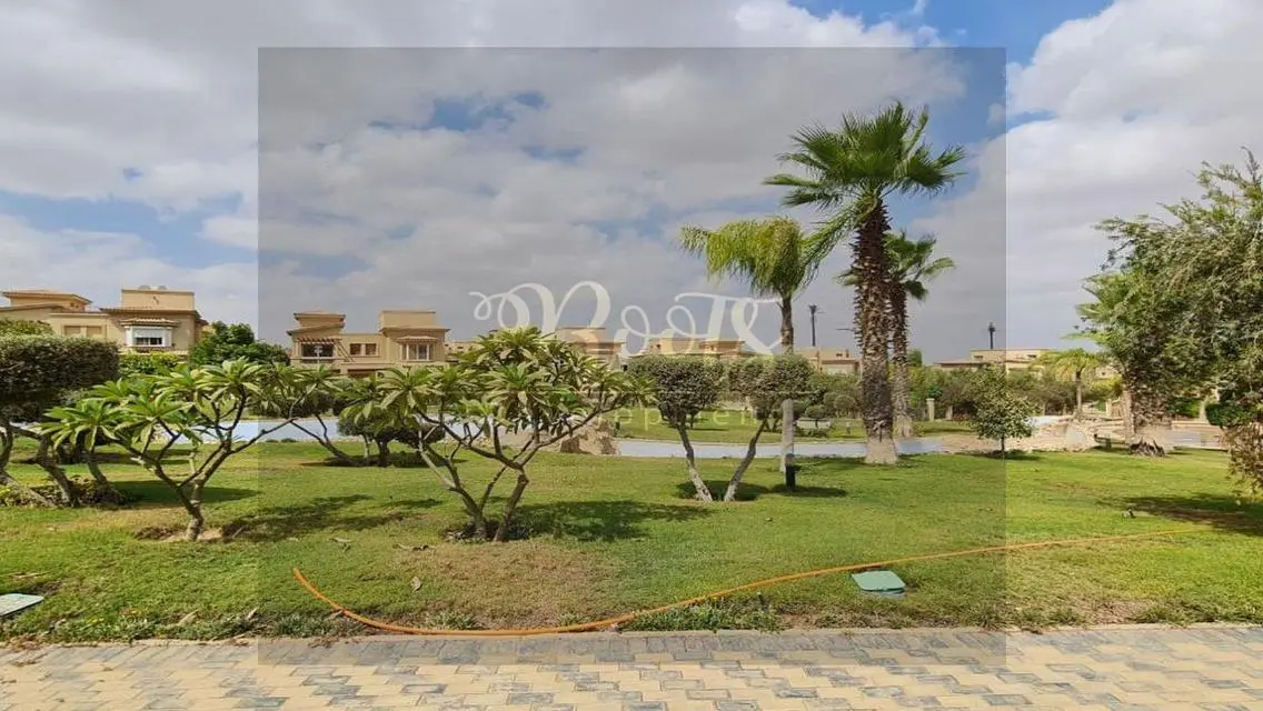شقة رائعة بمساحة 2000 متر للبيع