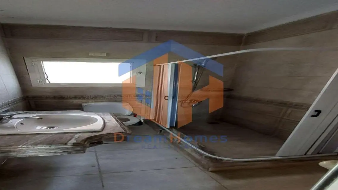 شقة للبيع مع شرفة وحديقة خاصة
