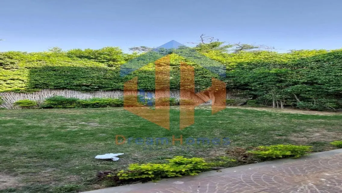 شقة للبيع مع شرفة وحديقة خاصة