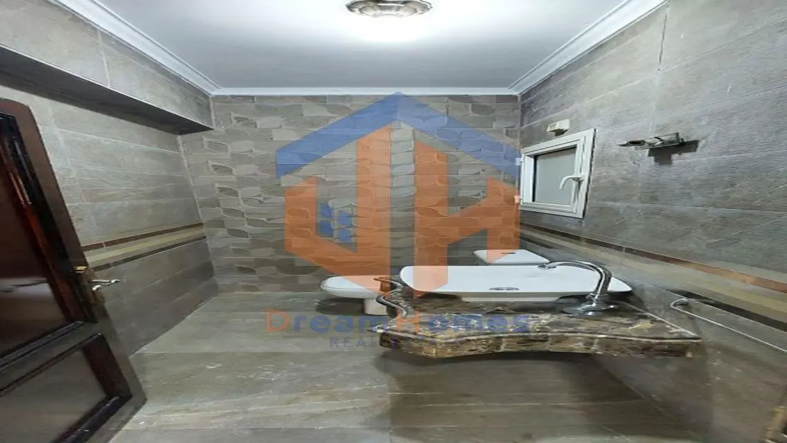 شقة للبيع مع شرفة وحديقة خاصة