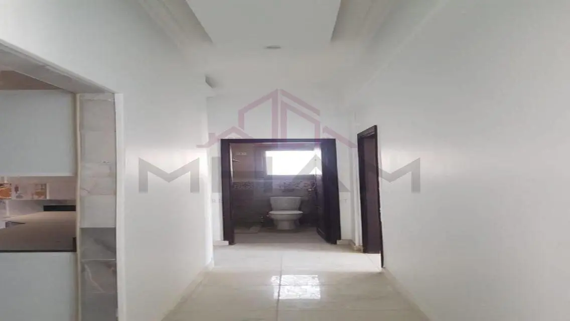 شقة فاخرة للإيجار مع شرفة
