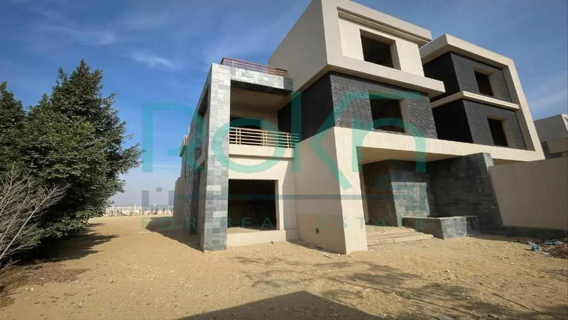 فيلا فاخرة للبيع في موقع مميز