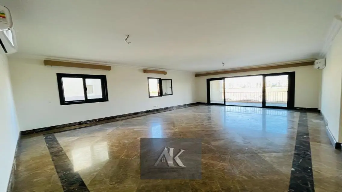 فيلا فاخرة بمساحة كبيرة مع إطلالة رائعة