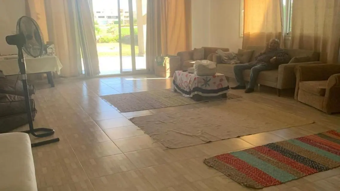 شقة فاخرة مع حديقة خاصة في موقع متميز