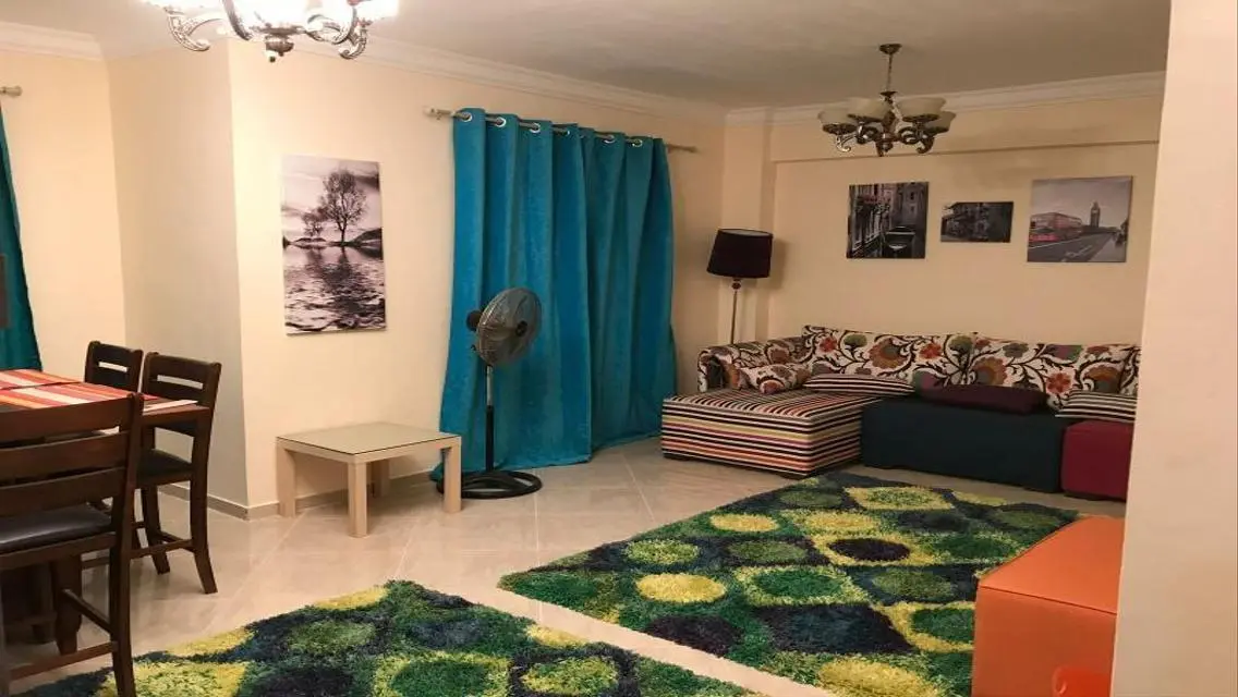 شقة فاخرة للإيجار بمساحة كاملة