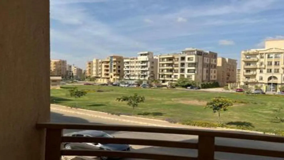 شقة فاخرة مع شرفة للبيع
