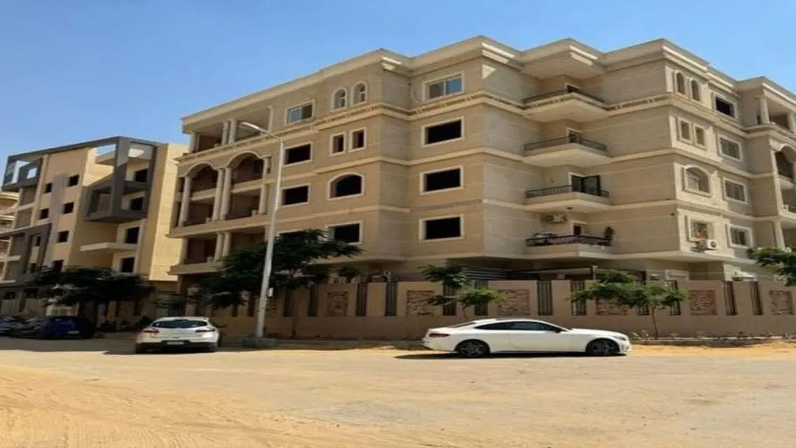 شقة فاخرة مع شرفة للبيع