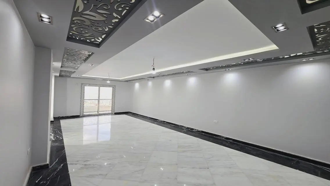 Stunning Apartment with Security and Scenic View