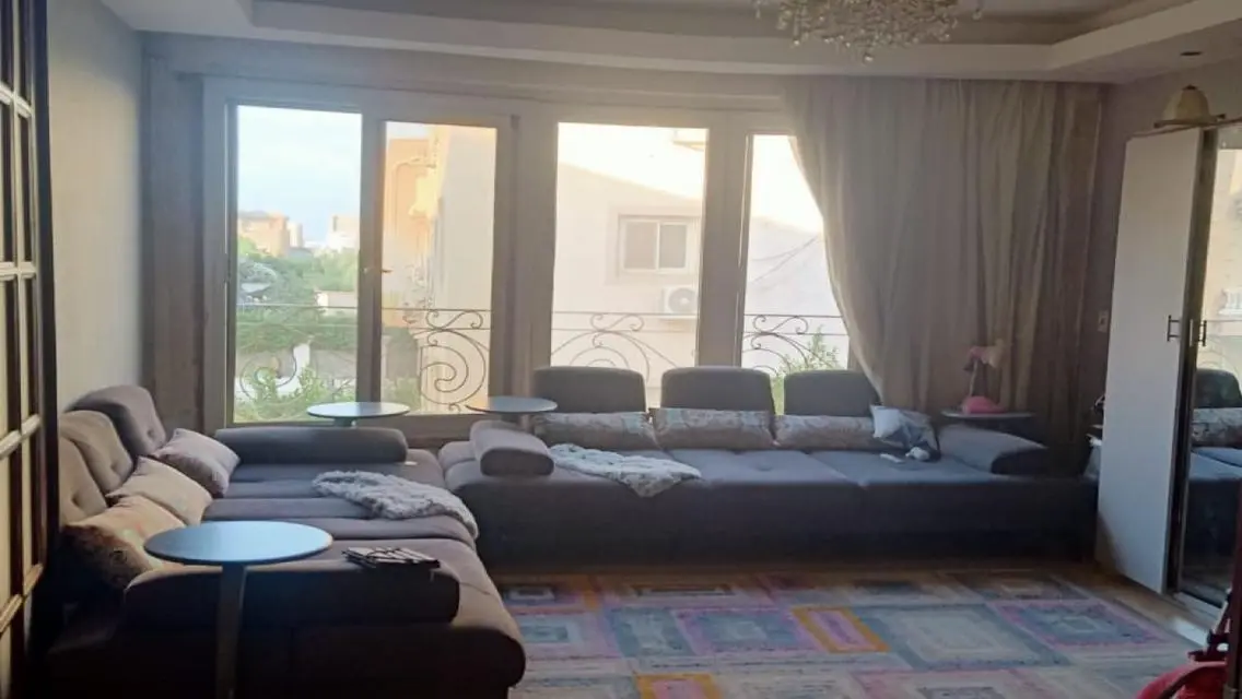 حديقة خاصة مع شرفة - شقة فاخرة بالإيجار بسعر مميز