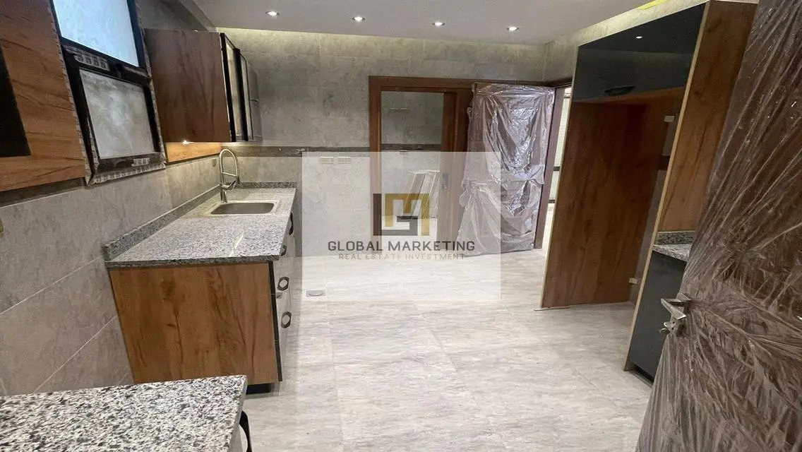 شقة رائعة للبيع بمساحة 305 متر