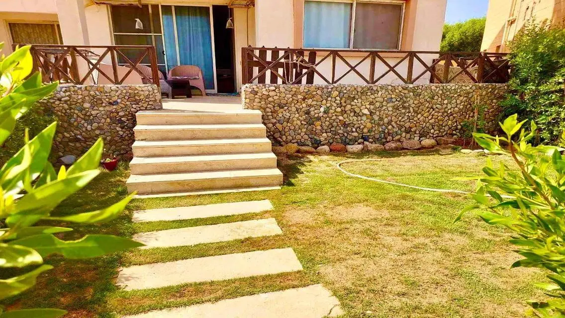 فيلا فاخرة مع حديقة خاصة ومسبح مشترك