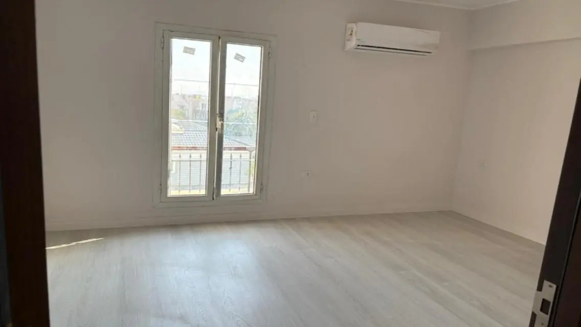 شقة رائعة للبيع مع مساحات واسعة