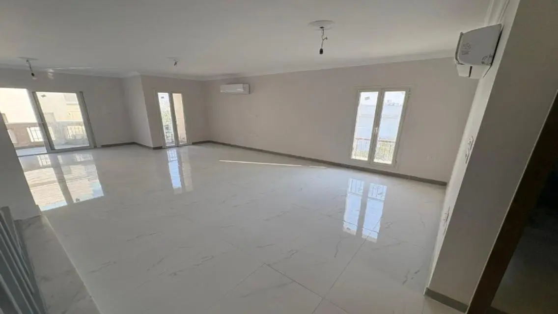 شقة رائعة للبيع مع مساحات واسعة