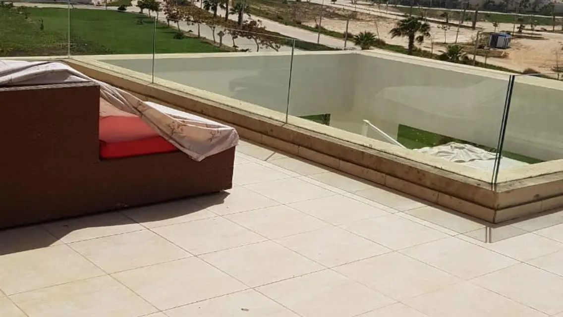 فيلا فاخرة مع شرفة متاحة للبيع