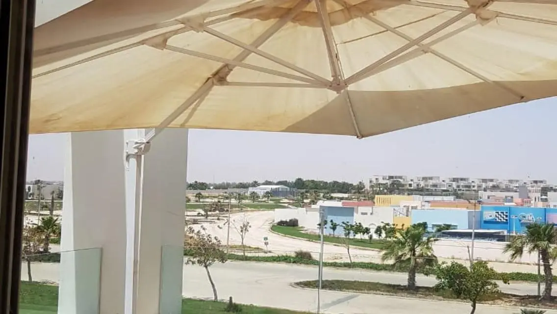 فيلا فاخرة مع شرفة متاحة للبيع