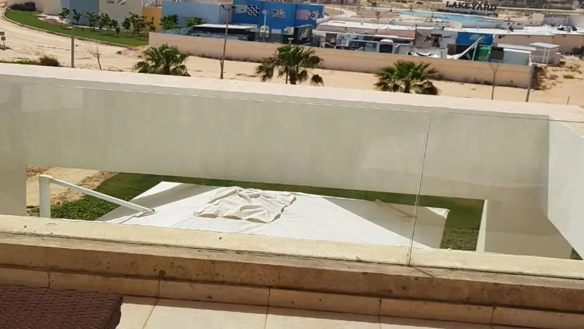 فيلا فاخرة مع شرفة متاحة للبيع