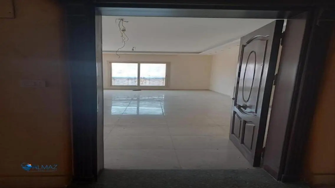 Stylish Apartment for Rent at E8512-B-230-3-2-18