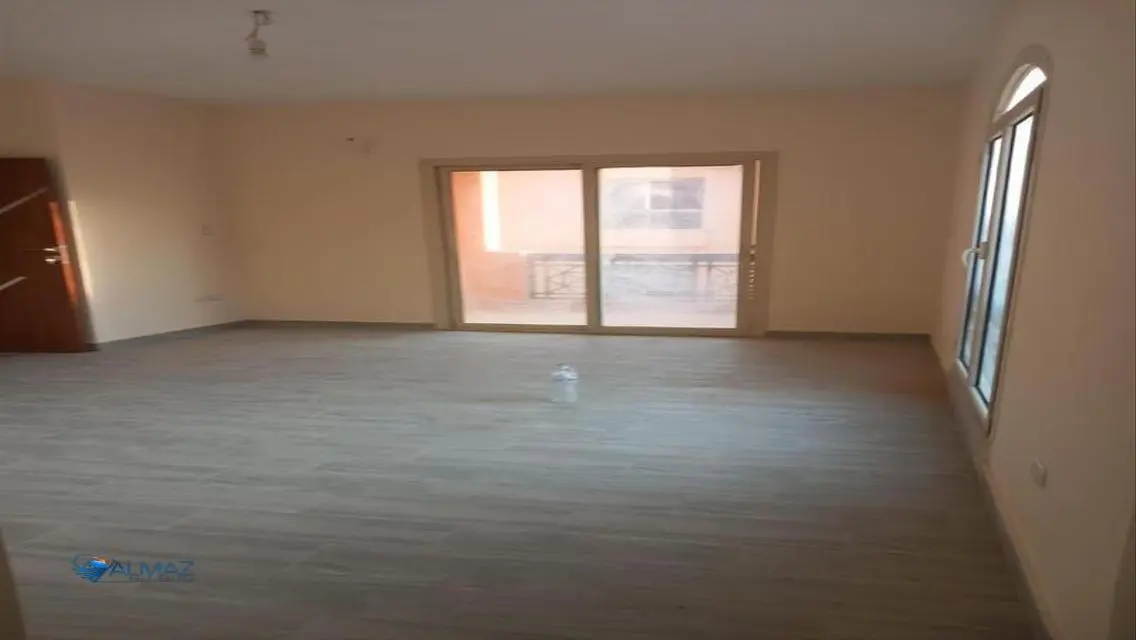 Stylish Apartment for Rent at E8512-B-230-3-2-18