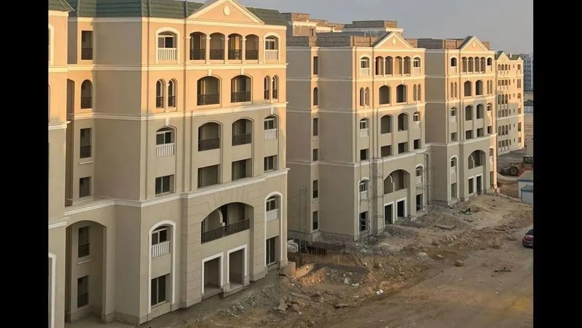 شقة فاخرة للبيع بمساحة كبيرة وحارس أمن
