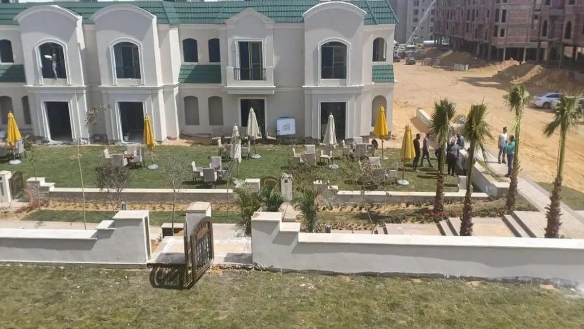 شقة فاخرة للبيع بمساحة كبيرة وحارس أمن