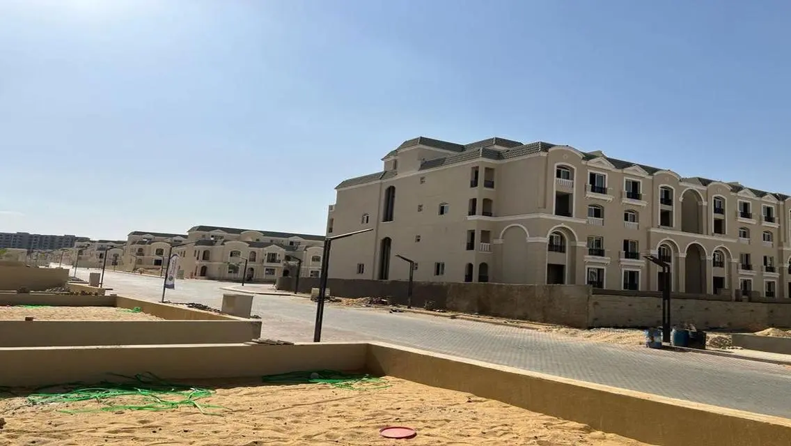 شقة فاخرة للبيع بمساحة كبيرة وحارس أمن