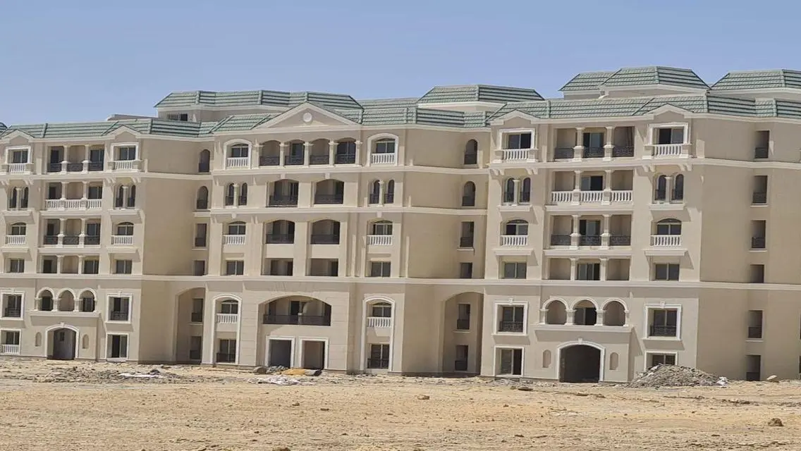 شقة فاخرة للبيع بمساحة كبيرة وحارس أمن