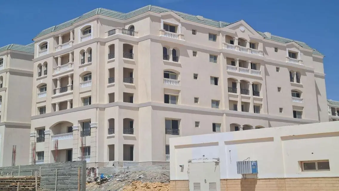 شقة فاخرة للبيع بمساحة كبيرة وحارس أمن
