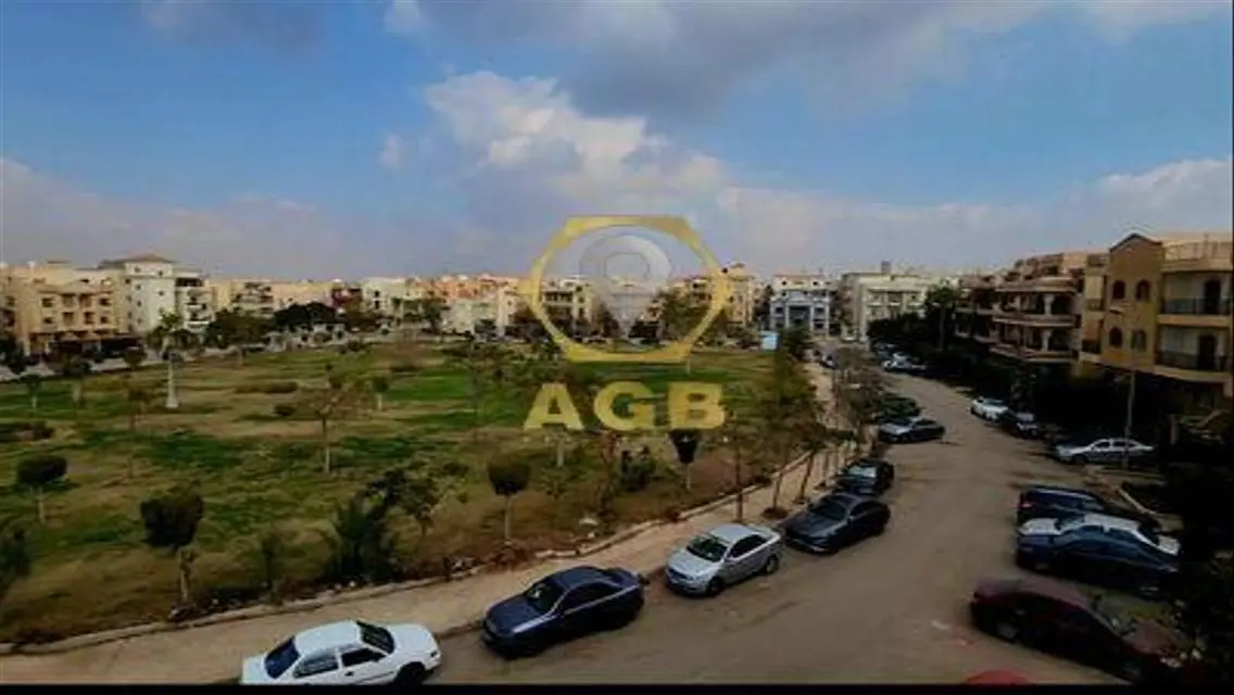 شقة فاخرة بمساحة واسعة للبيع