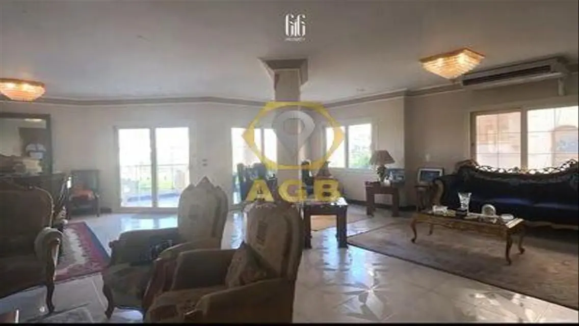 شقة فاخرة بمساحة واسعة للبيع