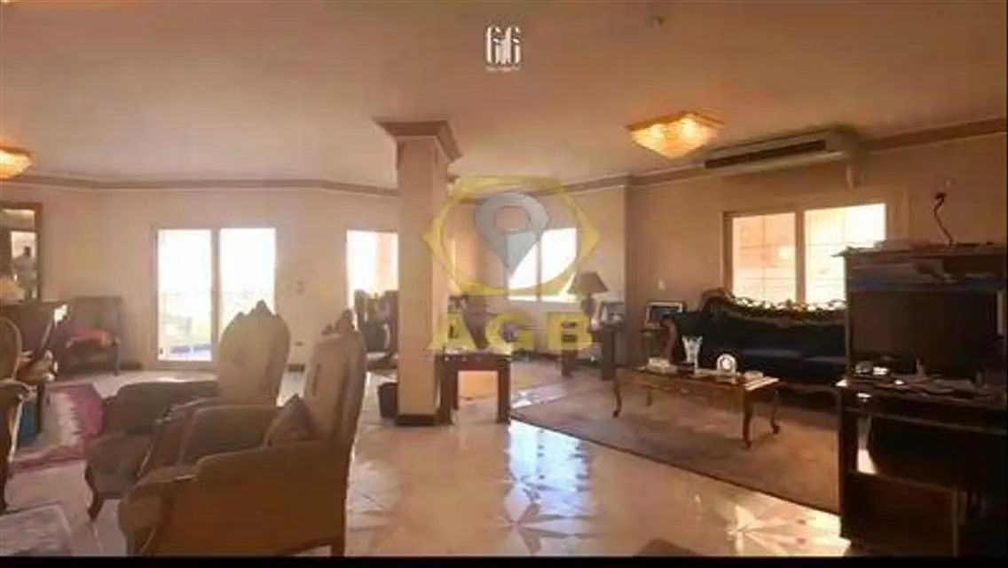 شقة فاخرة بمساحة واسعة للبيع