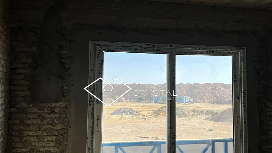 شقة فاخرة بمساحة 155 متر مطلة على البحيرات مع مسبح مشترك